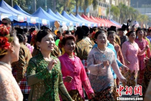 踩街隊(duì)伍在美食街上穿行表演，整個(gè)活動(dòng)現(xiàn)場成為歌舞的海洋。　張金川　攝
