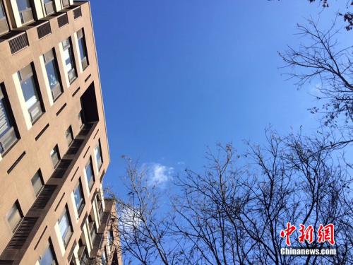 2017年12月7日，北京空氣質(zhì)量較好，圖為北京豐臺區(qū)某小區(qū)拍到的藍(lán)天。<a target='_blank' href='http://www.chinanews.com/' >中新網(wǎng)</a> 邱宇 攝