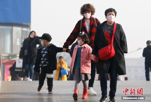 2016年12月19日，北京被霧霾籠罩，民眾戴防霧霾口罩出行。 <a target='_blank' href='http://www.chinanews.com/'>中新社</a>記者 杜洋 攝