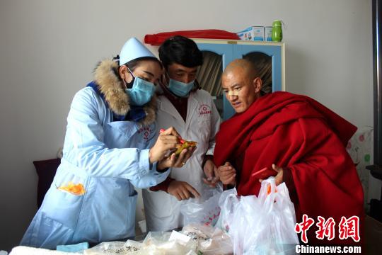 圖為醫(yī)護人員在少數(shù)民族地區(qū)義診。(資料圖) 謝熱 攝