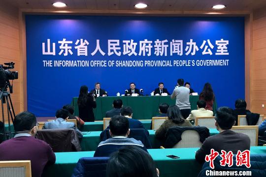 1月5日，山東省政府召開新聞發(fā)布會(huì)，通報(bào)該省整治公路貨車違法超限超載工作情況。　　　梁犇 攝