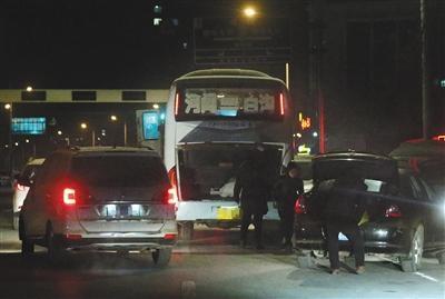 　　1月2日早上6時許，河間市汽車站，一輛黑色私家車正將“驢肉”搬進一輛河間開往白溝的客運大巴上。