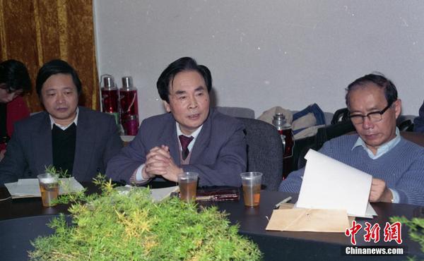 資料圖為1993年，侯云德院士在中國(guó)預(yù)防醫(yī)學(xué)科學(xué)院第三屆第二次學(xué)術(shù)委員會(huì)會(huì)議上。