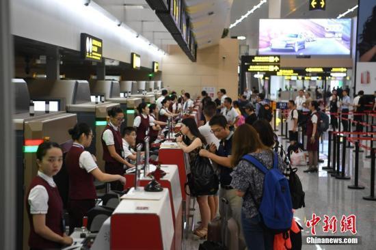 資料圖：旅客辦理登機(jī)手續(xù)。 陳超 攝