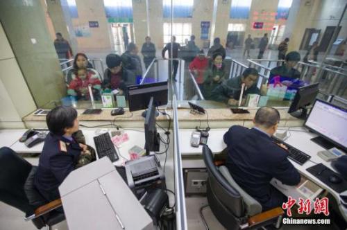 資料圖：民眾正在購買車票。<a target='_blank' href='http://www.chinanews.com/'>中新社</a>記者 張云 攝