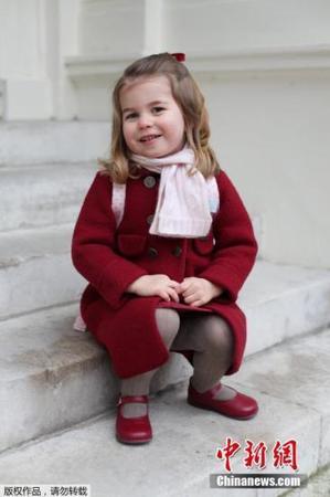 當(dāng)?shù)貢r(shí)間2018年1月8日，英國夏洛特小公主(Princess Charlotte)拍幼兒園入學(xué)首日照，一身小淑女LOOK的她盡顯皇家氣質(zhì)，坐在臺(tái)階上凹造型，可愛滿分。