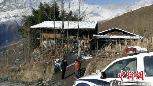 圖為民警到村民家為老黃牛抽取血樣。平武警方提供