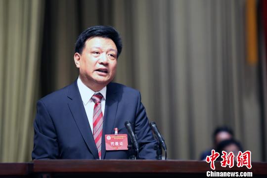 1月10日，青海省文學(xué)藝術(shù)界聯(lián)合會(huì)第八次代表大會(huì)在西寧召開。圖為青海省文學(xué)藝術(shù)界聯(lián)合會(huì)黨組書記班果大會(huì)報(bào)告。　羅云鵬 攝