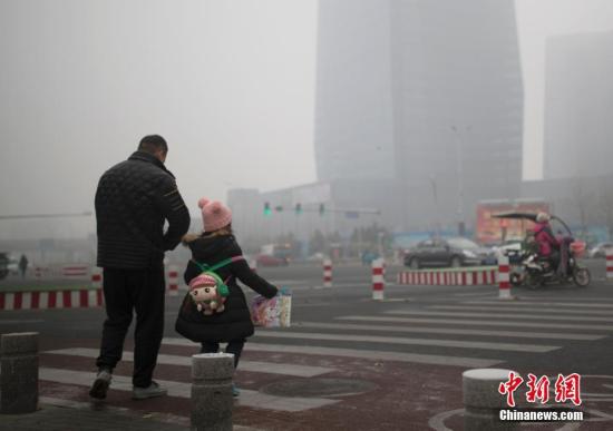 北京市民在霧霾中出行。<a target='_blank' href='http://www.chinanews.com/'>中新社</a>記者 劉關(guān)關(guān) 攝