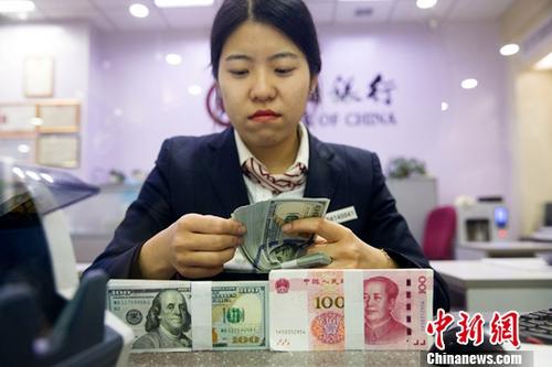 資料圖：山西太原，銀行工作人員清點(diǎn)貨幣。<a target='_blank' href='http://www.chinanews.com/'>中新社</a>記者 張?jiān)?攝