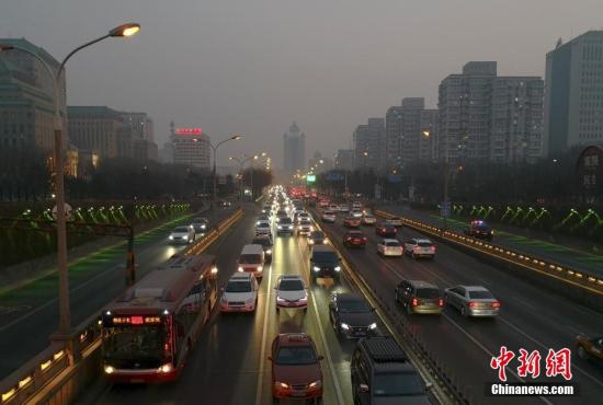 1月13日，北京二環(huán)路籠罩在霧霾中。<a target='_blank' href='http://www.chinanews.com/'>中新社</a>記者 劉關(guān)關(guān) 攝