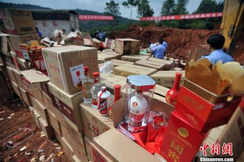 資料圖：昆明警方集中銷毀一批假冒偽劣商品，包括1千多箱假冒“茅臺”、“五糧液”等國內(nèi)知名品牌的白酒。<a target='_blank' href='http://www.chinanews.com/'>中新社</a>發(fā) 任東 攝