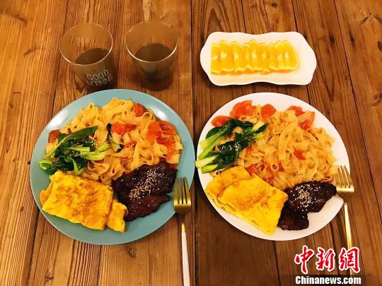 楊小娜做的早餐每天都要有肉、有蔬菜水果、流食、主食，可以做到一個月不重復。受訪者提供