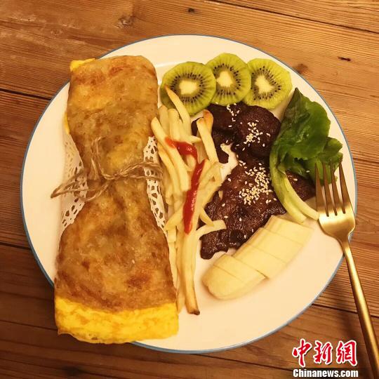 楊小娜做的早餐每天都要有肉、有蔬菜水果、流食、主食，可以做到一個月不重復。受訪者提供