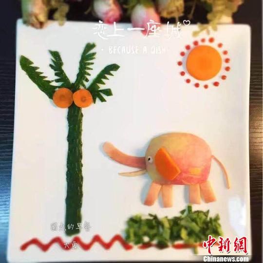 一開始就擺造型’勾引’孩子，如擺餐盤畫大象。受訪者提供