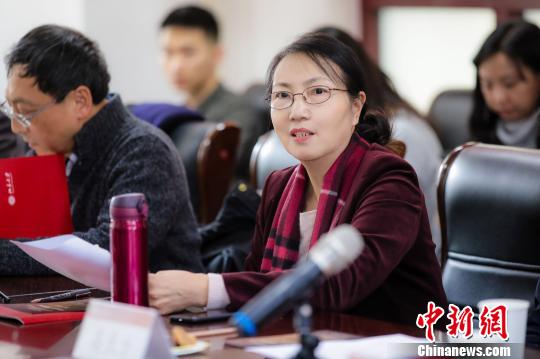 北京大學(xué)新聞與傳播學(xué)院副院長(zhǎng)俞虹發(fā)言?！≈鬓k方供圖
