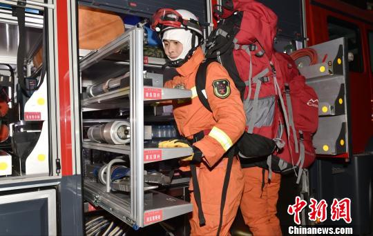 昌吉州消防部門正在檢查救援設備?！『槲臉?攝