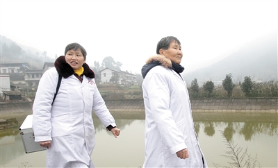北碚區(qū)歇馬鎮(zhèn)虎頭村，汪淑玉(左)和汪興蓮一起出診。