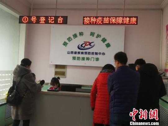 當(dāng)日，山西省疾病預(yù)防控制中心門診部擠滿了前來接種和咨詢四價宮頸癌疫苗的女性。　范麗芳 攝