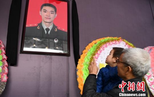 2歲多的兒子在吳俊寰遺像前?！⒅铱?攝