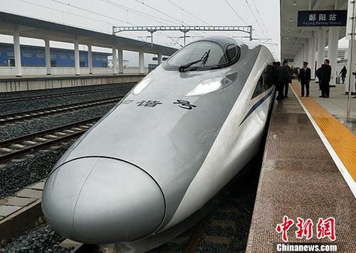 資料圖：動(dòng)車(chē)運(yùn)行：由九江開(kāi)往衢州的G1462次高鐵列車(chē)駛?cè)脎蛾?yáng)站。 中新社記者 姜濤 攝
