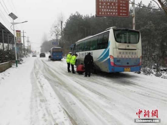 資料圖：湖北宜昌遇強(qiáng)降雪，路政交警“保暢總動(dòng)員”。 李開(kāi)明 攝