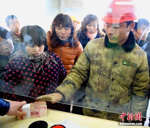 資料圖：農(nóng)民工領(lǐng)取被拖欠的工資。劉勤利 攝 圖片來源：CFP視覺中國
