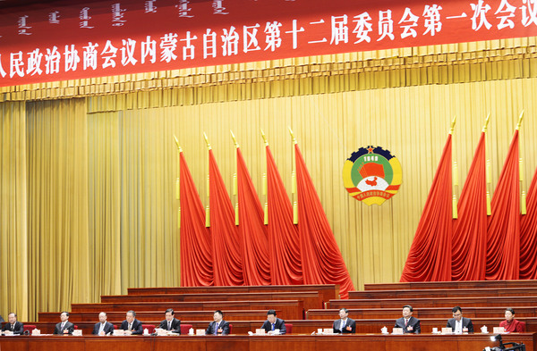 2.政協(xié)內(nèi)蒙古自治區(qū)第十二屆委員會(huì)新當(dāng)選的主席、副主席、秘書(shū)長(zhǎng)在會(huì)議現(xiàn)場(chǎng)pg
