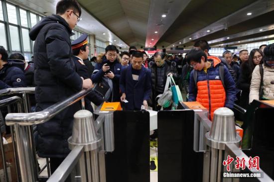 資料圖：旅客排隊(duì)檢票進(jìn)站。 <a target='_blank' href='http://www.chinanews.com/'>中新社</a>記者 殷立勤 攝