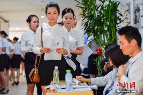 資料圖：正在參加校園招聘的大學(xué)生。<a target='_blank' href='http://www.chinanews.com/'>中新社</a>記者 駱云飛 攝