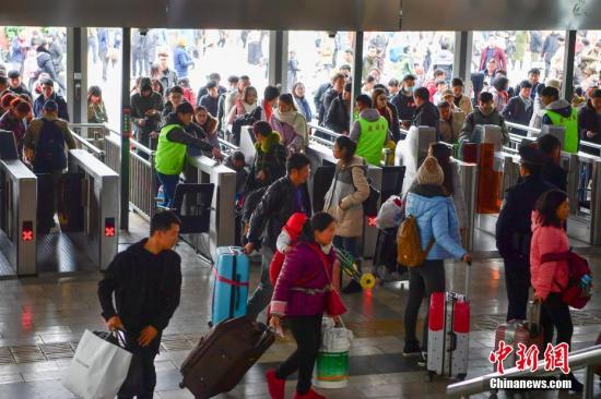 2月1日，旅客進(jìn)入昆明火車站準(zhǔn)備乘車。 <a target='_blank' href='http://www.chinanews.com/'>中新社</a>記者 劉冉陽(yáng) 攝