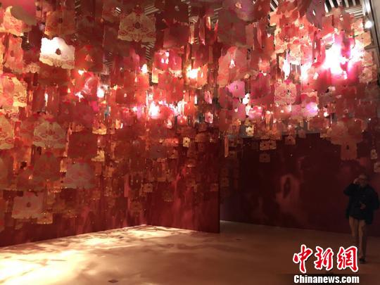 圖為在新世紀(jì)新年展區(qū)，屋頂懸掛“年年有余”吉祥裝置?！铑伌?攝