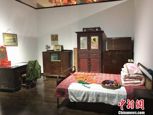 走進(jìn)展廳，仿佛立刻“穿越”到新中國成立之初的新春家庭。老式票證、花布被單、革命海報……每一處細(xì)節(jié)，都盡可能地以“場景復(fù)原”的方式，還原五六十年代盡管物質(zhì)貧乏但喜慶熱鬧的新年。　楊顏慈 攝