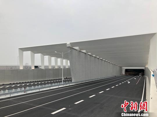 港珠澳大橋主體工程2月6日交付驗收。圖為港珠澳大橋海底隧道東人工島出入口 鄧媛雯 攝
