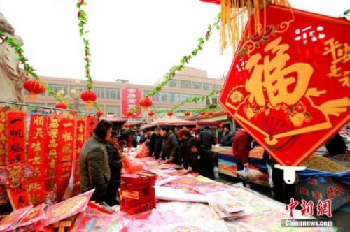 居民置辦年貨，尋找年的味道。陳禮 攝