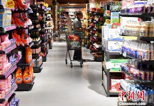 顧客在超市選購商品。<a target='_blank' href='http://www.chinanews.com/'>中新社</a>記者 張斌 攝