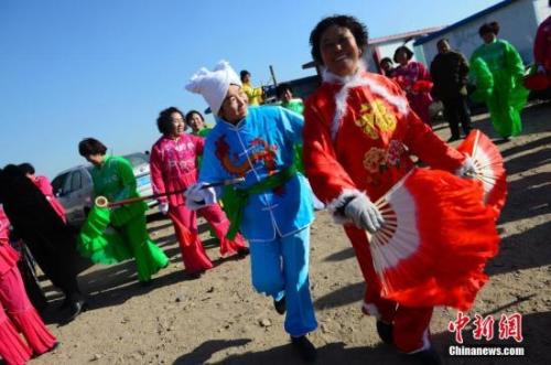 資料圖：2月2日，“亮麗黃河灣 多彩達拉特--2018達拉特旗冬季鄉(xiāng)村旅游文化節(jié)”在內(nèi)蒙古鄂爾多斯舉行。<a target='_blank' href='http://www.chinanews.com/'>中新社</a>記者 劉文華 攝