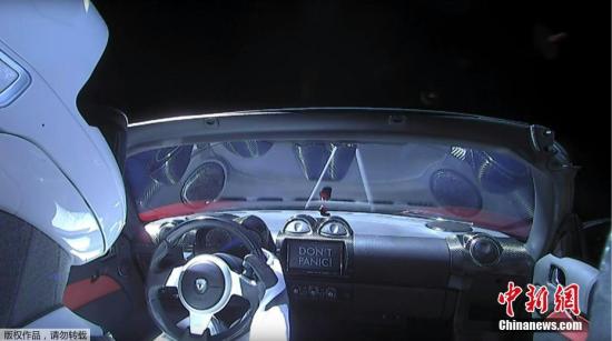 當(dāng)?shù)貢r(shí)間2月6日，太空探索公司SpaceX試射的獵鷹重型火箭已成功發(fā)射升空，將把一輛特斯拉跑車送入繞太陽飛行的軌道。