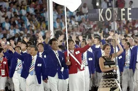 ▲資料圖片：2004年雅典奧運(yùn)開幕入場式上，韓國朝鮮攜手第84個(gè)入場。
