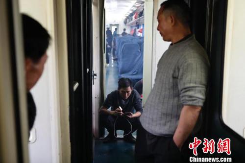 車廂的通道內(nèi)和連接處已經(jīng)沒有擁擠，換來了是寬敞的環(huán)境?！∫罅⑶?攝