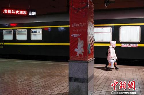 11日凌晨3時30分，K4663次列車比原計劃提早一小時抵達成都站?！∫罅⑶?攝