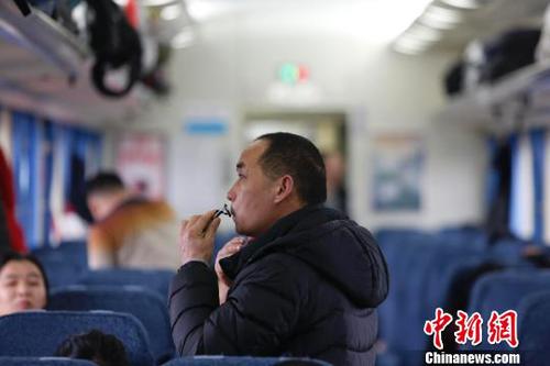 車廂內(nèi)旅客刮起了胡子?！∫罅⑶?攝