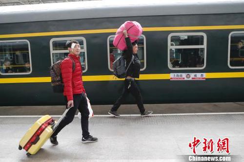 9日上午9時30分，旅客帶著行李準備搭乘K4663次列車前往成都。　殷立勤 攝