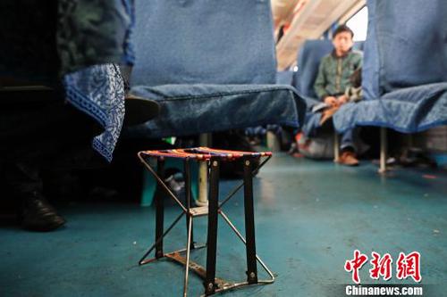 小板凳在車廂內(nèi)沒有了用武之地，只能孤零零的“站著”?！∫罅⑶?攝