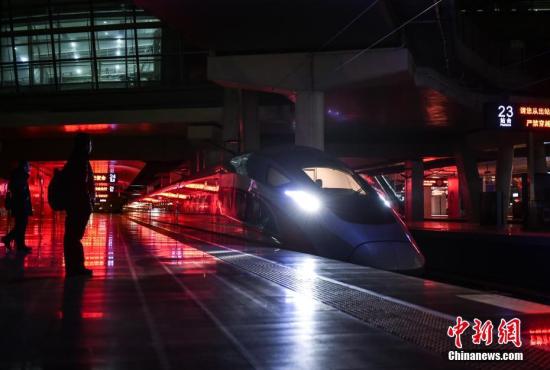一年一度的春運大幕開啟，一列列高鐵、動車已開始行駛。很少有人知道，在千萬旅客享受鐵路帶來的“貼地飛行”之前，有一趟列車已經作為“領航者”為旅途確認出一條安全暢通的運行軌道。圖為京津城際首趟“復興號”開路車從北京南站正式啟程。 <a target='_blank' href='http://www.chinanews.com/' >中新網</a>記者 翟璐 攝