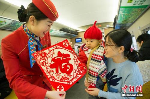 乘務員在給旅客送福。王曙天 攝