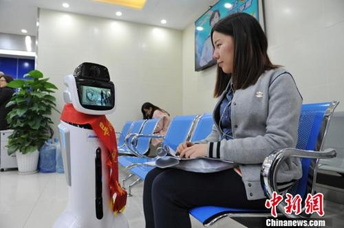 資料圖：納稅人在等候辦理業(yè)務(wù)。(浙江省國家稅務(wù)局供圖) <a target='_blank' href='http://www.chinanews.com/'>中新社</a>記者 鐘欣 攝