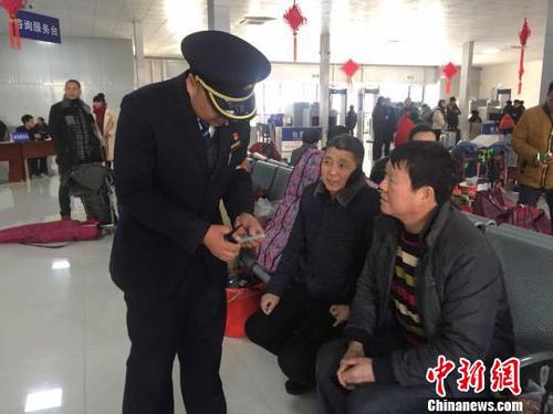 正在工作的金杰，即便與妻子在同一個車站里，卻因處不同的崗位無暇見面 李林蔚 攝
