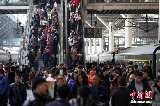 2月13日，大批旅客在南京火車站乘坐火車出行。<a target='_blank' href='http://www.chinanews.com/'>中新社</a>記者 泱波 攝