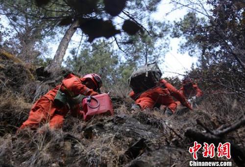 森警官兵爬山奔赴火場滅火?！羁≥x 攝